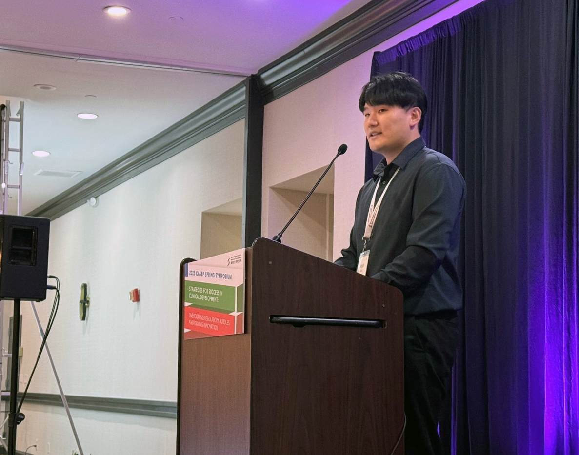 Dr. Sangin Kim presents his research at the 2025 KASBP Spring Symposium, highlighting his work on DNA damage response and cancer biology.