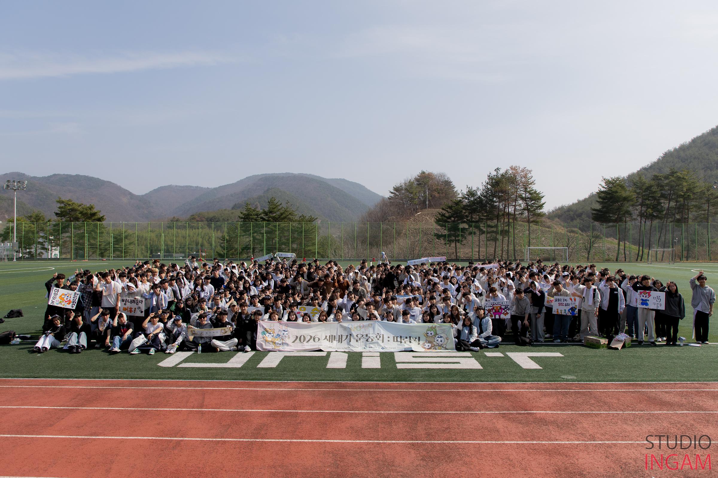 Participants pose for a group photo after the 2026 Freshmen Sports Day at UNIST.ㅣImage Credit: Studio Ingam