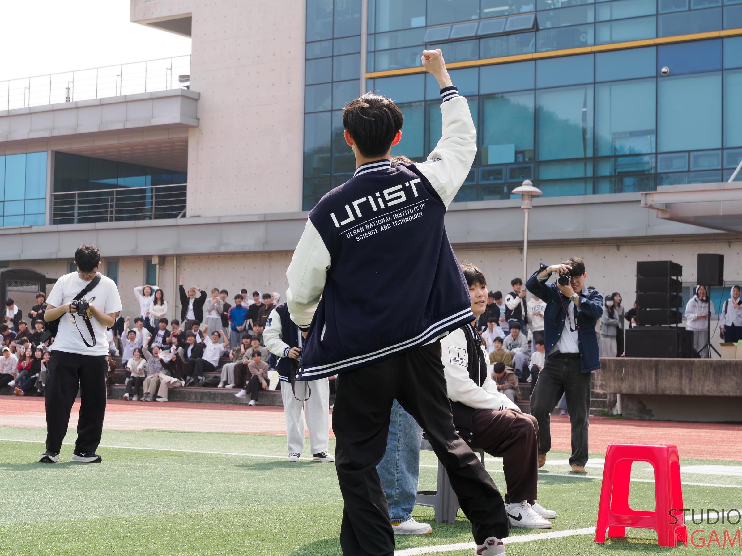 First-year students participate in the 2026 Freshmen Sports Day at UNIST, engaging in team-based activities.ㅣImage Credit: Studio Ingam