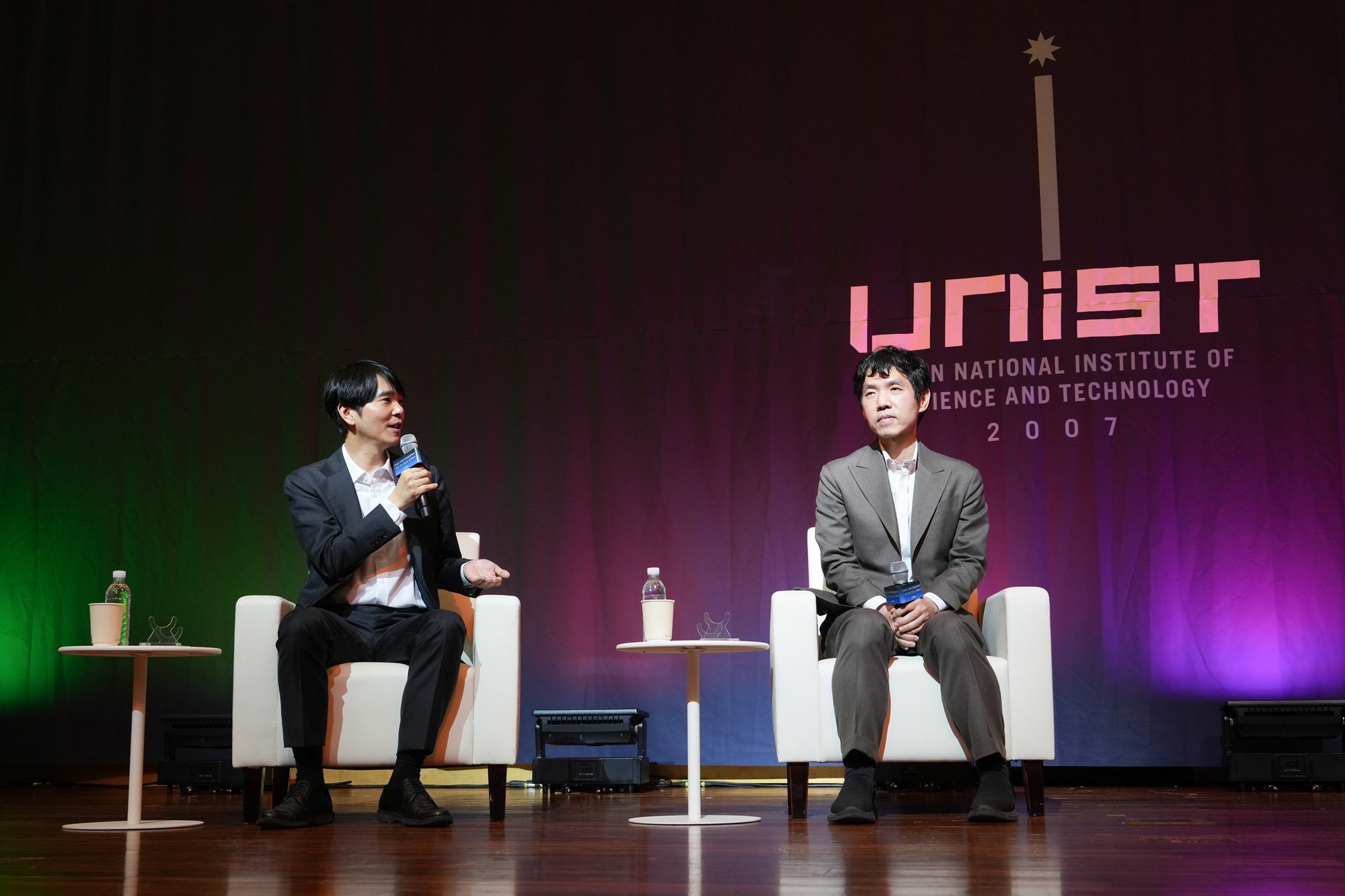 GRIT인재융합학부 오픈스테이지(1) ‘반상 위로 먼저 온 미래: 이창호·이세돌이 전하는 AI 시대의 한 수’ 대담이 펼쳐지고 있다. l 사진: 박민준