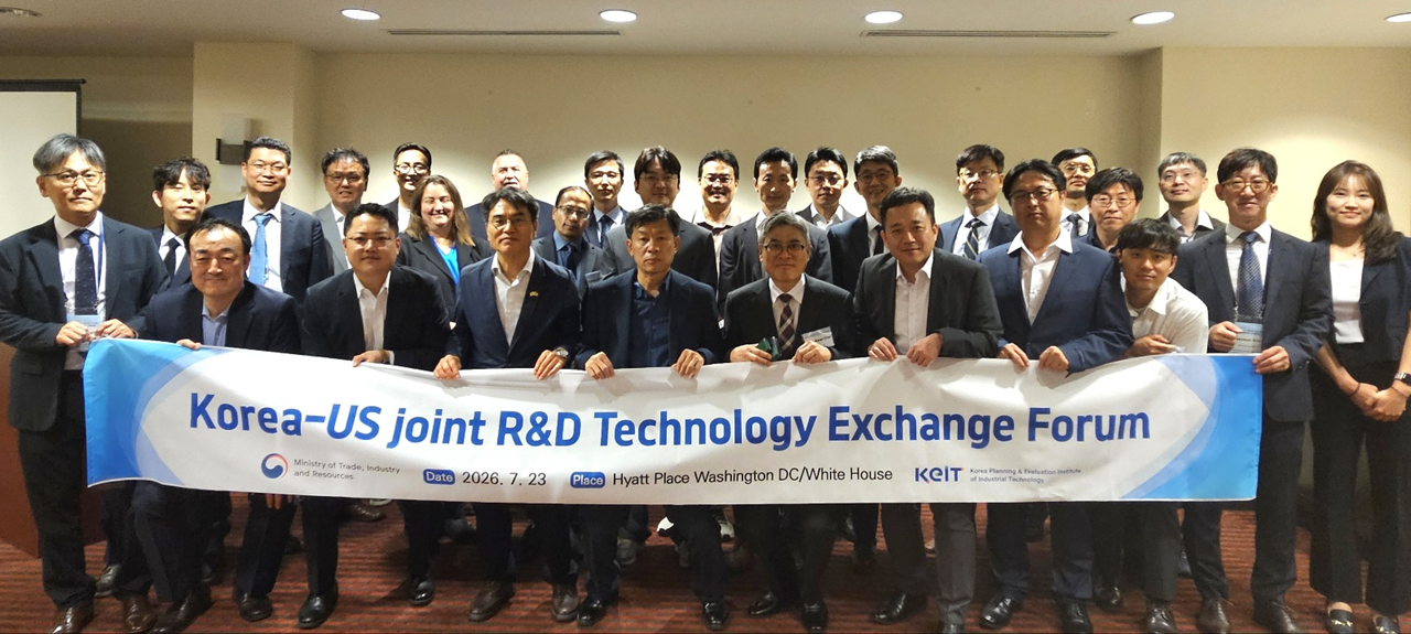 UNIST와 ㈜쓰리디팩토리 관계자들이 미국 워싱턴 D.C.에서 열린 ‘한미 공동 R&D 기술교류 포럼’에 참석해 기념촬영을 하고 있다.