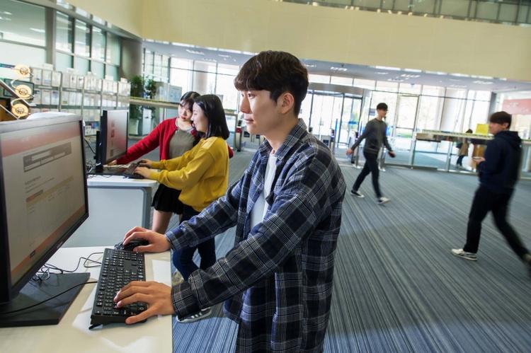 Putting the Classroom in the Cloud with Virtual Desktops