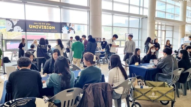 "2024 UNIVISION: A Comprehensive A to Z Guide to Major Selection from Senior Mentors