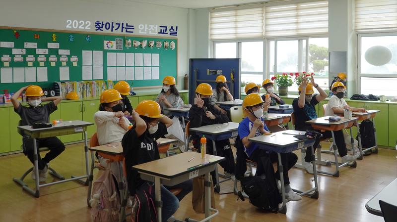 율동으로 지진 대응 수칙 외워요!... '찾아가는 안전교실' 운영