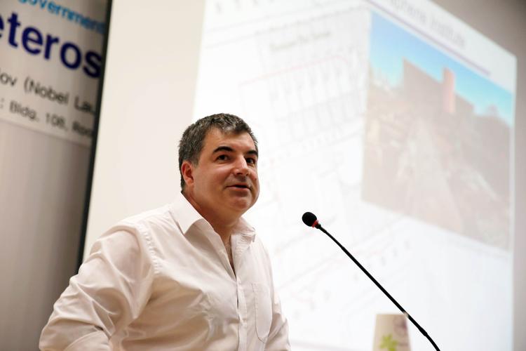 "UNIST  연구진들과 함께 그래핀을 뛰어넘는 차세대 물질을 개발하겠습니다"