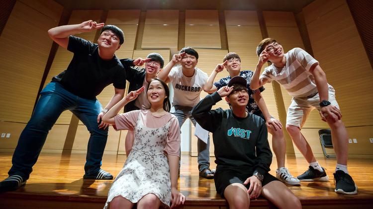 무대는 우리를 춤추게 한다, 연극 동아리 NEST