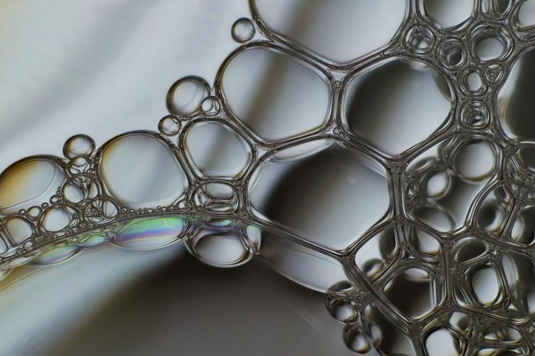 [매일시론] 계면활성제가 필요하다